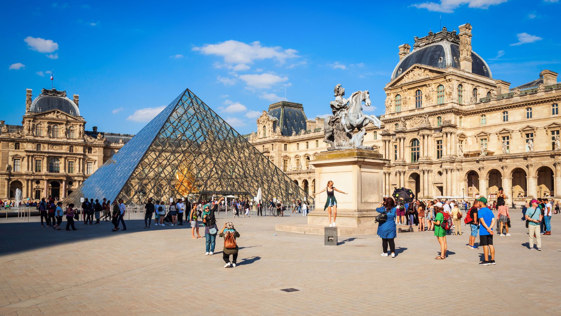 The Louvre Museum and its iconic glass pyramid, a landmark of Paris’s 1st arrondissement.
